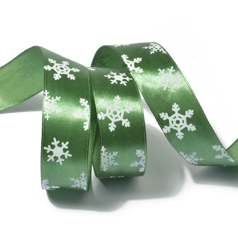 Лента атласная с рисунком "Снежинки" 25мм белый на зеленом, 25мм*10м за 1м LDA196